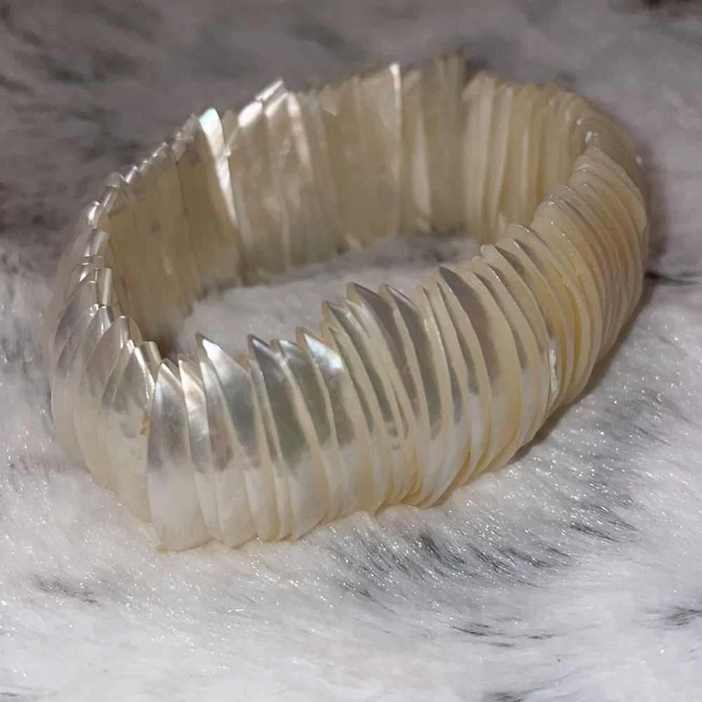 Stretchy Shell Bracelet - Picture 2 of 6